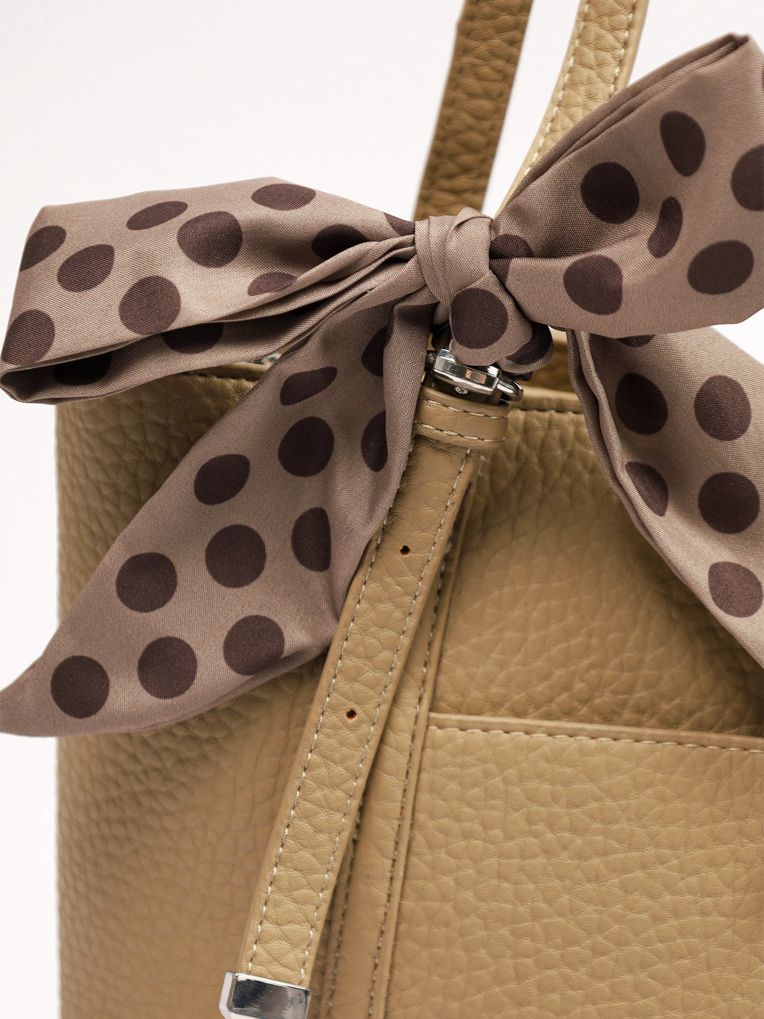 Сумка-тоут с карманом на кнопке и декоративным платком в ассортименте